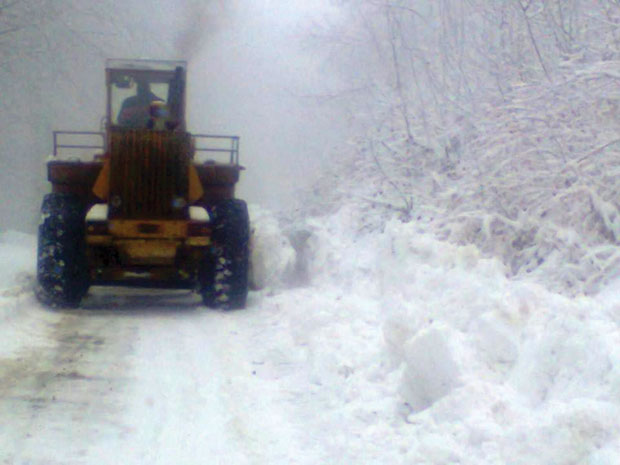 ЗИМА СЕ НЕ ПРЕДАЈЕ: Код Сјенице метар снега!
